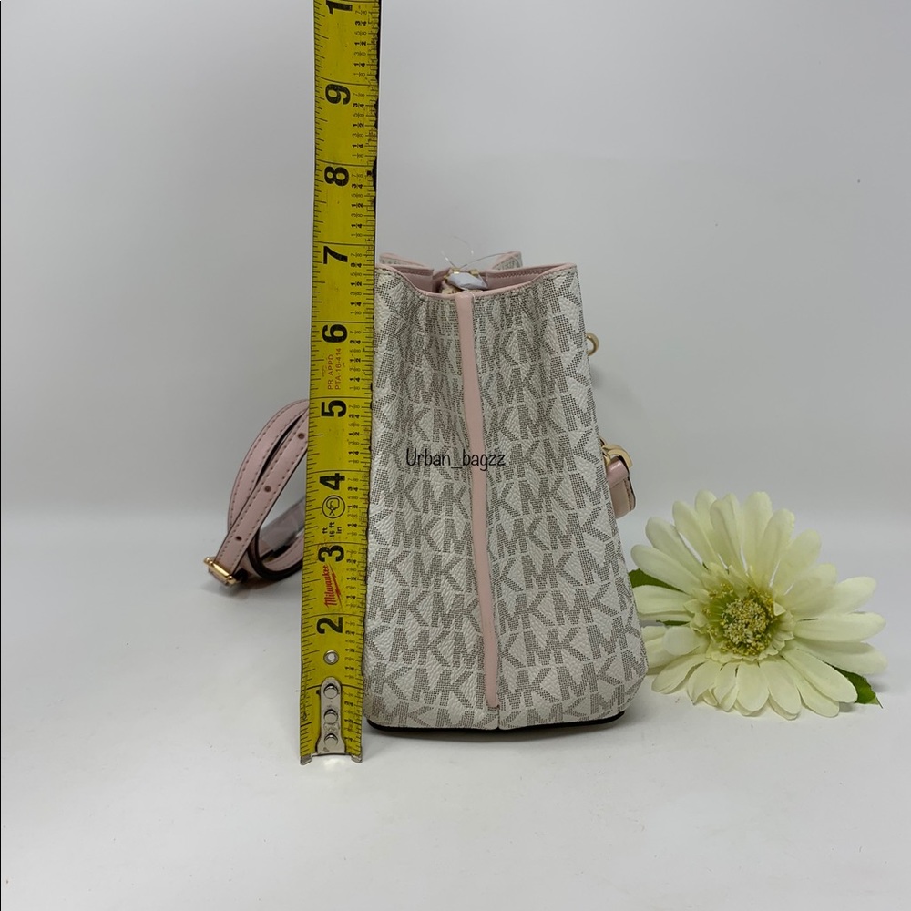 Michael Kors Teagen Small Messenger - Picture 4 of 10
